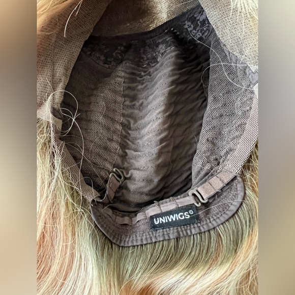 Uniwigs 16" 01R-Almond Frost 130% density 22" cap - Picture 7 of 8